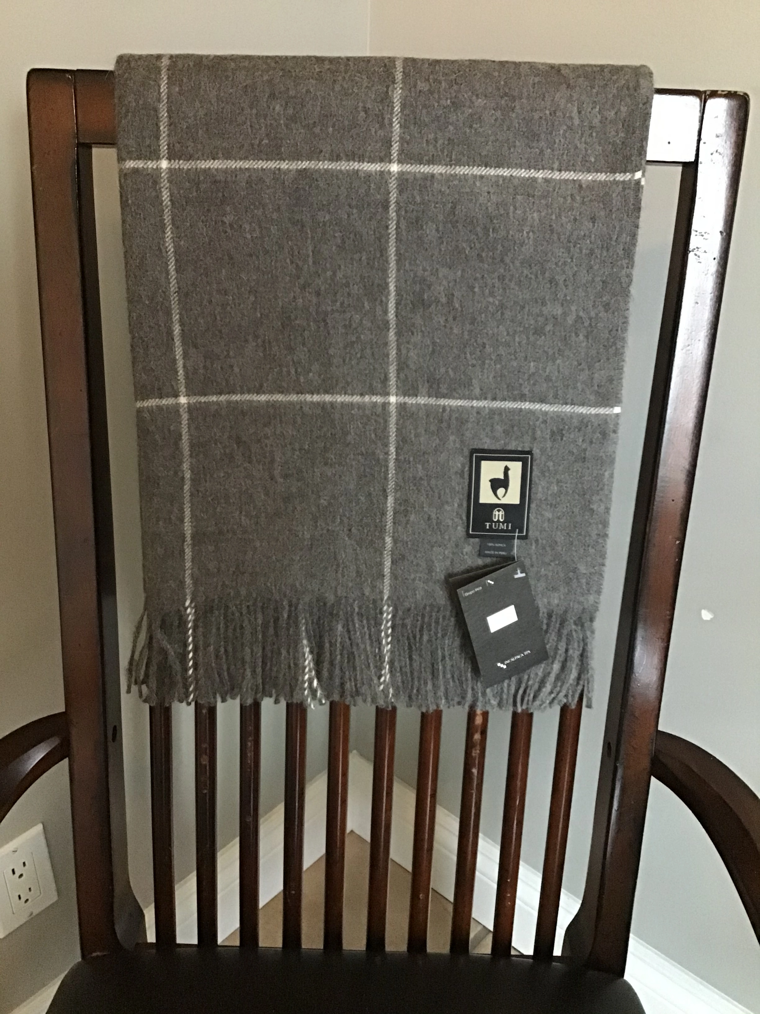 Cozy Luxury: Unbelievably Soft Alpaca Throw. Wrap Yourself in Cloud-Like Comfort.