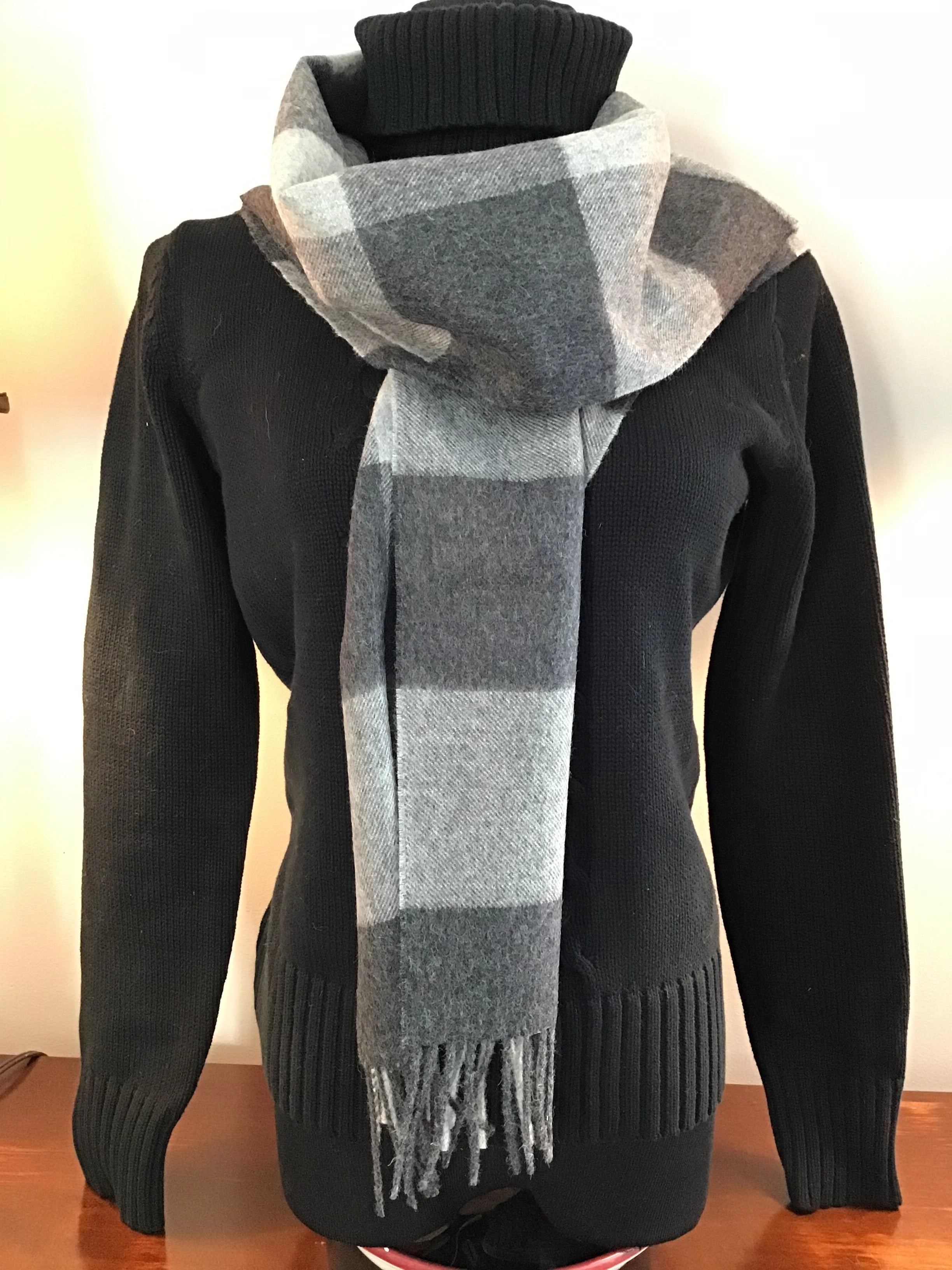 Cozy Cloud: Luxurious Alpaca Scarf. Pure Softness. Wrap Yourself in Warmth.